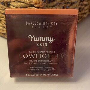 Danessa Myricks Beauty Yummy Skin Blurring Balm Powder - Lowlighter